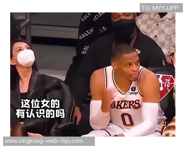 女球迷疑似骚扰湖人球员被保安驱逐老詹淡定剪指甲继续观赛